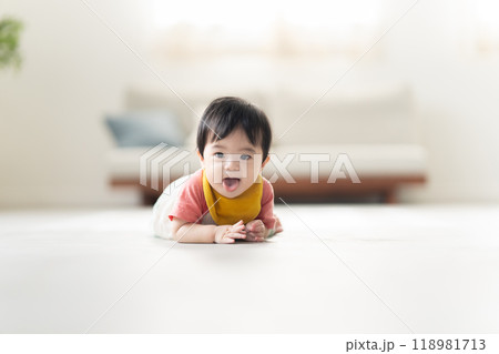 ずりはいする0歳の男の子 ずりはいする0歳の男の子 118981713