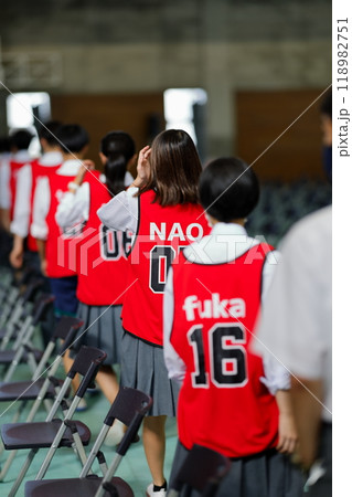 体育館での学校行事 118982751