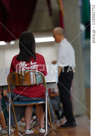 体育館での学校行事 118982752