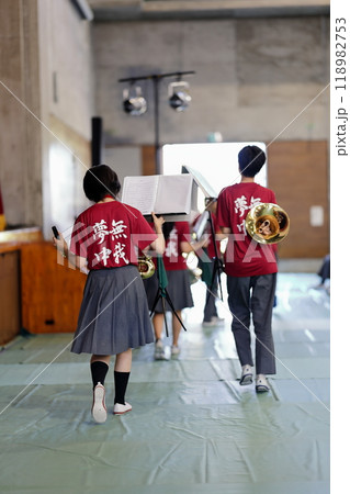 体育館での学校行事 118982753