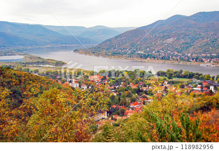 ハンガリー　ドナウ川　錦秋のドゥナカニャル　ドナウ大曲 118982956