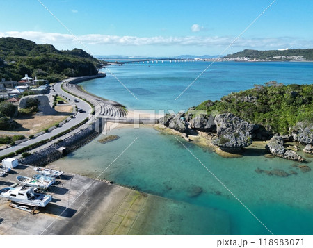 沖縄県うるま市の浜比嘉島の素朴な漁村風景の空撮 118983071