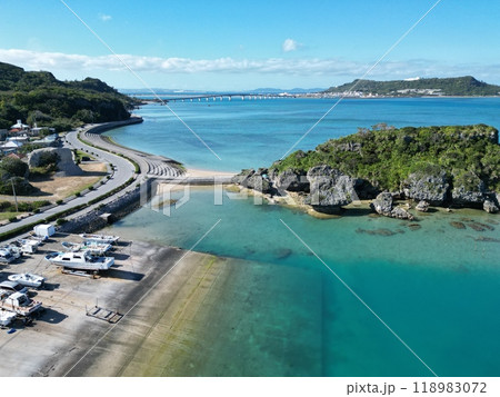 沖縄県うるま市の浜比嘉島の漁村風景の空撮 118983072