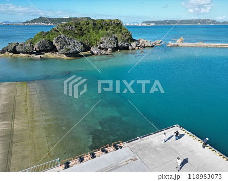 沖縄県うるま市の浜比嘉島の海岸線の空撮 118983073