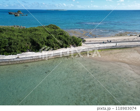 沖縄県うるま市の浜比嘉島の海岸線の空撮 118983074