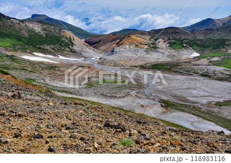 北海道　大雪山縦走　中岳分岐から望む御鉢平と黒岳 118983116