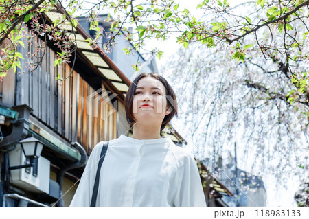 京都を観光する若い女性 118983133