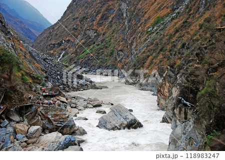 中国 雲南省 金沙江 虎跳峡の虎跳石 中国 雲南省 金沙江 虎跳峡の虎跳石 118983247