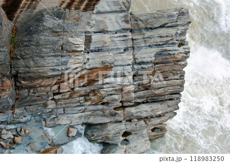 雲南省 金沙江 虎跳峡 右岸の巨岩 雲南省 金沙江 虎跳峡 右岸の巨岩 118983250