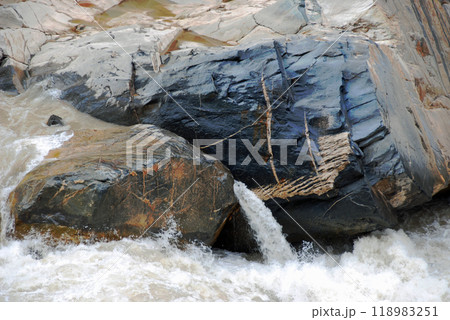 雲南省 金沙江 虎跳峡 右岸の巨岩 雲南省 金沙江 虎跳峡 右岸の巨岩 118983251