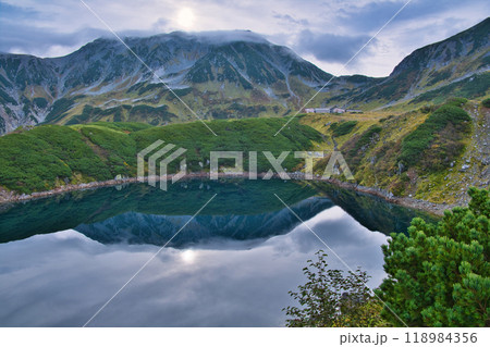 富山県　立山室堂平の紅葉 118984356