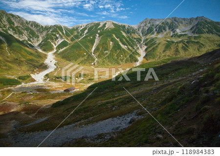 富山県　立山室堂平の紅葉 118984383
