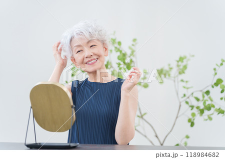 ヘアセットをするシニア女性 ヘアセットをするシニア女性 118984682