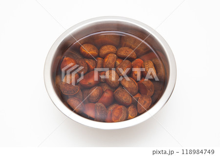 栗の食べ方(栗をボウルに入れて水を注ぎいれて浸けて置く) 栗の食べ方(栗をボウルに入れて水を注ぎいれて浸けて置く) 118984749