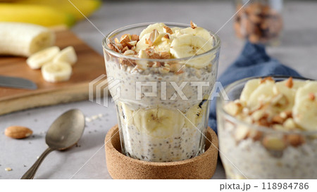 Two bowls of overnight oats topped with banana slices and almonds 118984786