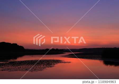 朝焼けに包まれる印旛沼 118984963
