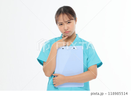 悩む看護師　ネガティブ 118985514