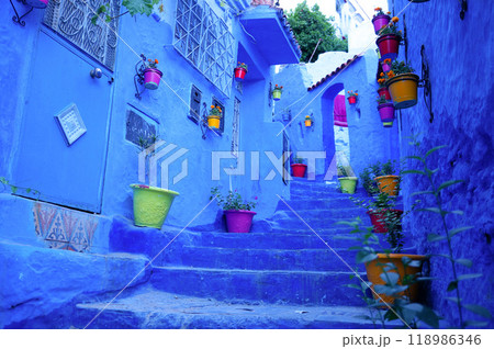 青い街並みの階段と鉢植え 118986346