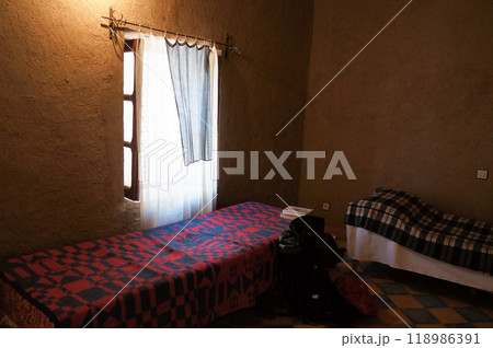 薄暗い部屋に入ってくる涼しい風 118986391