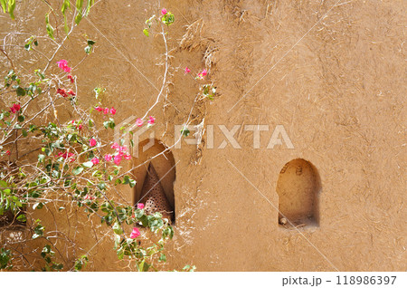 砂漠のホテルの庭にあったおしゃれな壁 118986397