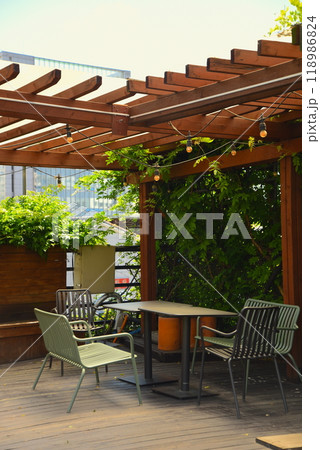 カフェの屋外テラス 118986824