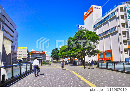 神奈川県藤沢市、快晴の藤沢駅北口の遊歩道の景観 118987019