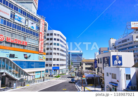 神奈川県藤沢市、快晴の藤沢駅北口から東側の藤沢市役所方面の景観 118987021