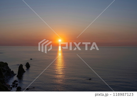 屏風岩展望台から見た日本海に沈む夕日の情景 118987123