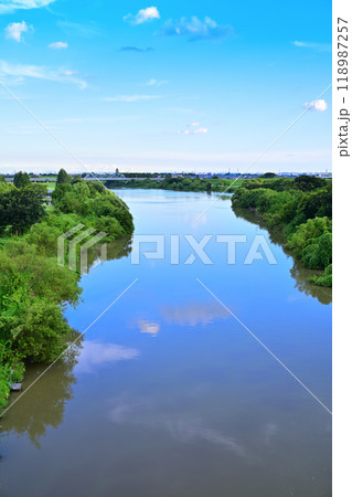 青空と荒川　武蔵野線と遠くにビル群　上江橋からの眺め　　 118987257