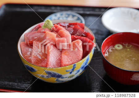 青森県大間のあけみちゃん号のマグロ丼 118987328