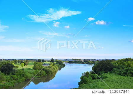 青空と荒川　武蔵野線と遠くにビル群　左奥スカイツリー　上江橋からの眺め　　 118987344