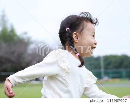 芝生を走る女の子 118987407