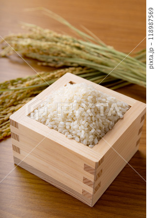 枡に盛られた白米 118987569