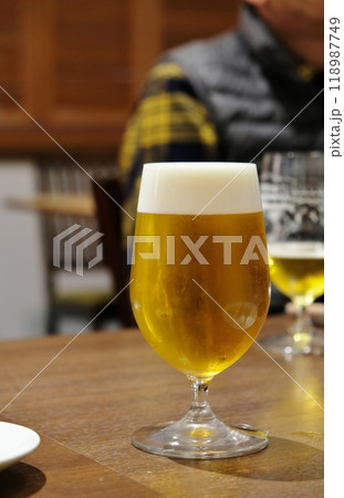 グラスに注がれたビール 118987749