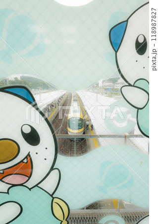 ラッコポケモンが特急列車をお出迎え 118987827
