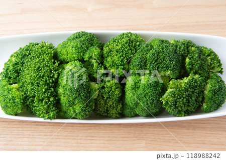 白い皿にのせた茹でブロッコリー 118988242