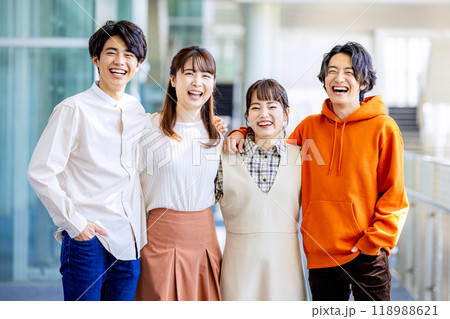 大学生の若い男女 118988621