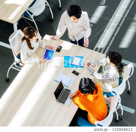 教室でミーティングをする男女の大学生 118988622