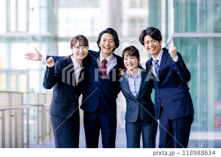 ガッツポーズをするビジネスマン 118988634