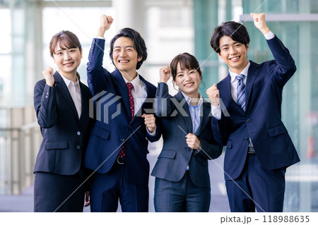 ガッツポーズをするビジネスマン 118988635