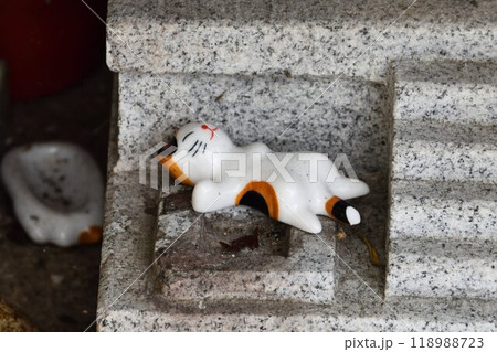 ごろ寝する猫の箸置き 118988723