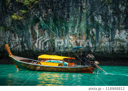 Closeup long tail wooden boat at Loh Samah Bay of Pileh, Krabi 118988812