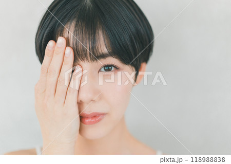 片目で見る女性 片目で見る女性 118988838