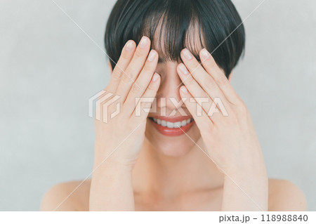 手で目を隠す女性 手で目を隠す女性 118988840