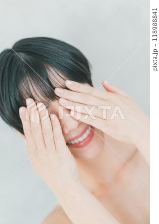 手で目を隠す女性 118988841