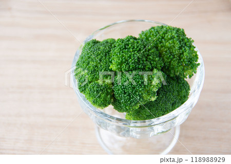 ガラスの器に入れた茹でブロッコリー ガラスの器に入れた茹でブロッコリー 118988929