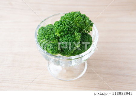 ガラスの器に盛った茹でブロッコリー ガラスの器に盛った茹でブロッコリー 118988943