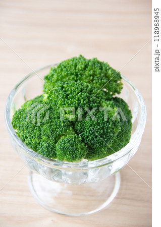 ガラスの器に盛った茹でブロッコリー 118988945