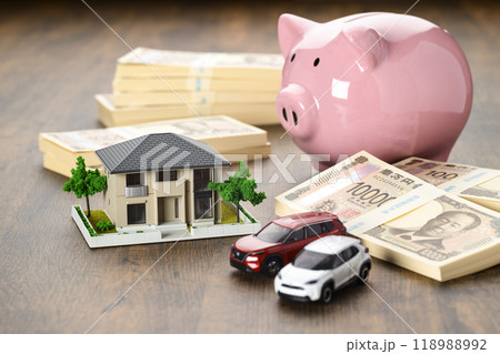 家と車のミニチュアとブタの貯金箱（新紙幣バージョン） 118988992
