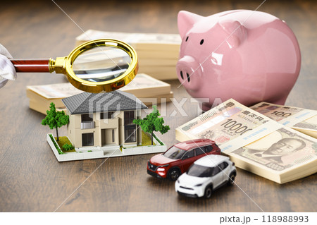 家と車のミニチュアとブタの貯金箱（+虫メガネ 新紙幣バージョン） 118988993